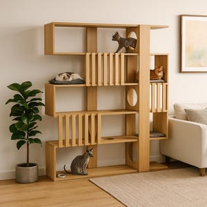 Puede incluir: Un moderno árbol para gatos de madera clara con múltiples niveles, cubículos y listones verticales. Varios gatos descansan en los estantes. Una maceta y un sofá están en el fondo.