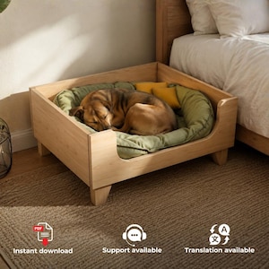 Peut inclure: Un cadre de lit pour animal en bois brun clair avec un intérieur rembourré vert sauge et deux petits coussins jaune moutarde. Un chien brun est recroquevillé à l'intérieur du lit, qui présente une découpe frontale basse et quatre pieds.