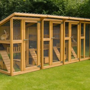 Op de afbeelding: Een grote, houten konijnenhok met meerdere compartimenten, gaaspanelen en deuren. Het hok heeft meerdere niveaus, hellingen en een golfplaten metalen dak. Een konijn is zichtbaar in het hok, dat op een groen gazon staat.