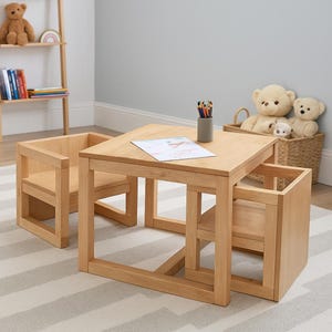 Può includere: Un set di tavolo e sedie per bambini in legno chiaro. Il tavolo quadrato ha un cassetto ed è abbinato a due sedie coordinate. Un disegno e delle matite sono sul tavolo. Il set è su un tappeto a righe.