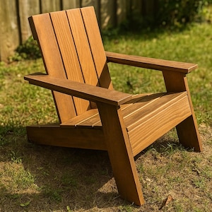 Può includere: Sedia Adirondack in legno con finitura naturale. La sedia presenta schienale e seduta a doghe, ampi braccioli e un design a gambe angolate. La sedia è in legno ed è progettata per uso esterno.