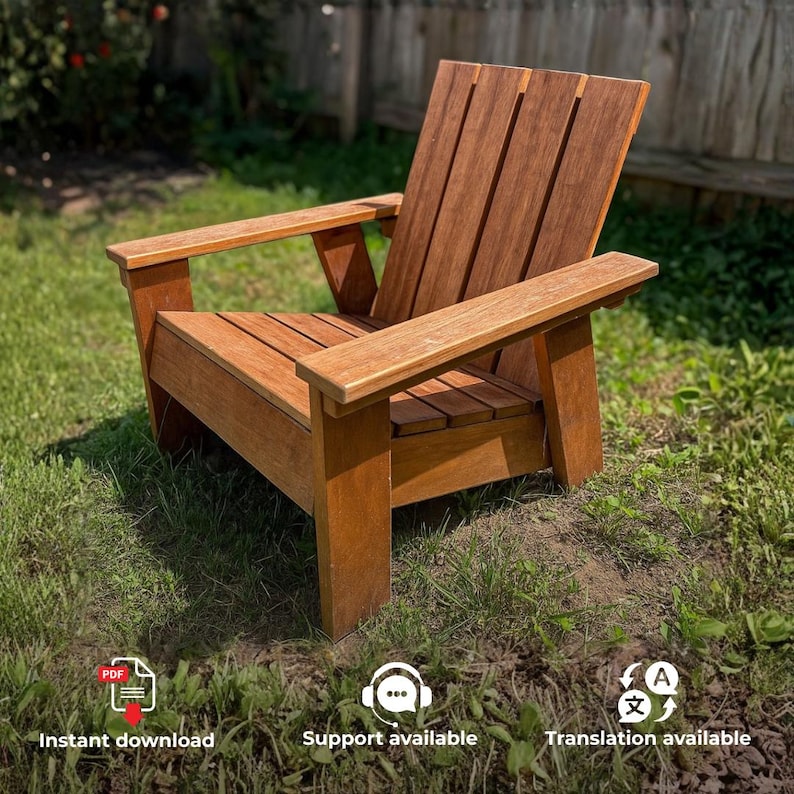 Op de afbeelding: Een houten buitenstoel met een rugleuning van latten, een platte zitting en brede armleuningen. De stoel is gemaakt van natuurlijk bruine houten planken met een zichtbare nerf en heeft een stevig frame met vier poten en een schuine rug.