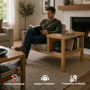 Peut inclure: Un fauteuil en bois brun clair avec une table d'appoint intégrée comprenant une étagère. Le fauteuil possède un coussin d'assise gris clair et une structure en bois. L'étagère contient plusieurs livres, dont un intitulé 10% Happier.