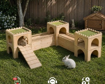 Puede incluir: Una estructura de juego de madera con forma de castillo para animales pequeños, con tres torres con techos de césped verde, muros de conexión con vallas en miniatura y una rampa. Un conejo marrón claro está en una torre y otro blanco al lado.