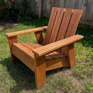 Puede incluir: Silla Adirondack de madera con acabado natural. La silla presenta asiento y respaldo de listones, amplios apoyabrazos y una estructura robusta. La silla es de madera maciza y está diseñada para uso en exteriores.