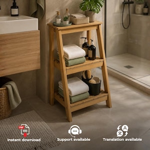 Puede incluir: Una estantería tipo escalera de bambú de tres niveles con acabado en madera clara. Los estantes contienen toallas plegadas blancas y verde salvia, dos botellas de vidrio oscuro con dosificador, una planta pequeña, un recipiente beige y un vaso negro.
