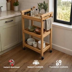 Op de afbeelding: Een verrijdbare kar van licht hout met drie niveaus en vier zwarte zwenkwielen. De bovenste plank bevat glazen flessen en kleine potjes. De middelste plank bevat een groene kom en een houten kom. De onderste plank bevat stapels witte kommen.