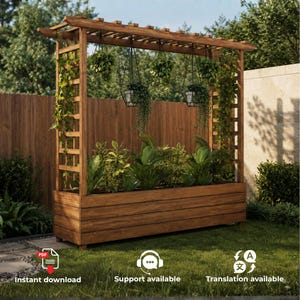 Puede incluir: Una jardinera rectangular de madera con una estructura de enrejado superior. La jardinera contiene varias plantas de hojas verdes, y tres macetas colgantes con vegetación rastrera están suspendidas de las vigas de madera superiores.
