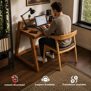Puede incluir: Un escritorio de madera con diseño en forma de A, que incluye un portátil, una lámpara de escritorio negra y un pequeño cactus en maceta. Una silla de madera con cojín oscuro está situada frente al escritorio, el cual tiene un estante elevado.