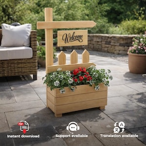 Peut inclure: Une jardinière en bois brun clair dotée d'un poteau vertical avec un panneau directionnel portant l'inscription Welcome en écriture noire. La jardinière comprend une petite section de clôture décorative et des fleurs blanches et rouges.