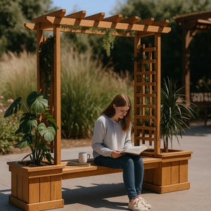Puede incluir: Un banco de jardín de madera con una estructura de pérgola. El banco tiene jardineras integradas a cada lado, llenas de exuberantes plantas verdes. Una persona está sentada en el banco, leyendo un libro. Una taza blanca y un libro están en el banco.