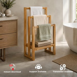 Puede incluir: Un toallero de madera independiente con tres barras horizontales escalonadas. El soporte sostiene cuatro toallas dobladas en tonos blanco, crema, verde claro y beige. La estructura está hecha de madera de tono claro con acabado natural.