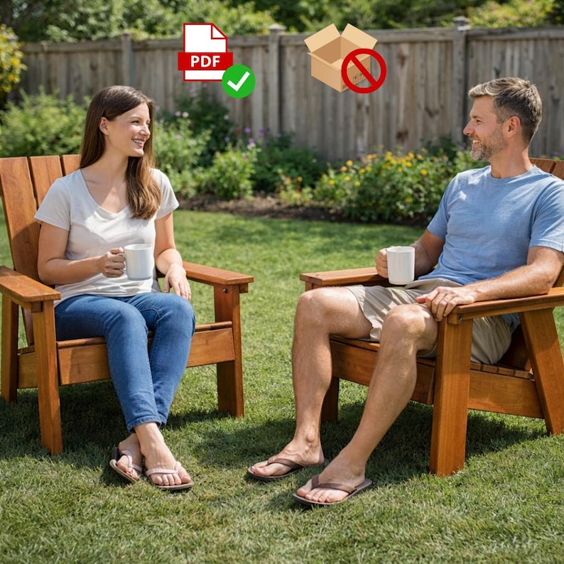 Op de afbeelding: Twee houten Adirondack-stoelen op een gazon. Elke stoel heeft een schuine rugleuning en brede armleuningen. Boven de stoelen staan een PDF-pictogram met een groen vinkje en een doos-pictogram met een rood verbodssymbool.