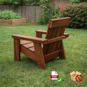 Op de afbeelding: Een bruine houten buitenstoel met een lattenrugleuning, brede platte armleuningen en een lage zitting. De stoel is geconstrueerd met dikke, stevige houten planken en heeft een natuurlijke houtnerfafwerking, schuin geplaatst voor het zijaanzicht.