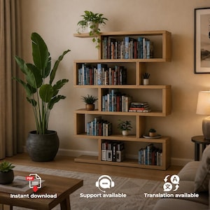 Könnte beinhalten: Ein Bücherregal aus hellem Holz mit einem asymmetrischen Zickzack-Design, das fünf horizontale Regalböden mit verschiedenen Büchern, kleinen Topfpflanzen und einem Stiftebecher umfasst. Die Struktur ist offen und besteht aus rechteckigen Holzelementen.