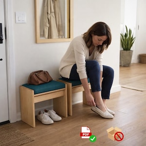 Puede incluir: Dos bancos de madera con cojines color turquesa en una entrada luminosa. Un bolso de cuero marrón descansa sobre un banco y zapatillas blancas en el suelo. Una persona está sentada en uno de los bancos.