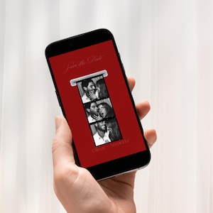 Può includere: Uno smartphone mostra uno schermo rosso con una striscia di fototessera di una coppia. La striscia mostra quattro immagini in bianco e nero della coppia. Le parole "Save the Date" e i nomi sono visibili.
