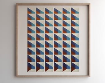 Könnte beinhalten: Gerahmter geometrischer Kunstdruck. Das Kunstwerk zeigt ein sich wiederholendes Muster aus 3D-ähnlichen Formen in Blau-, Braun- und Weißtönen. Der Druck ist in einem Holzrahmen montiert und hängt an einer weißen Wand.