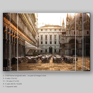 K&ouml;nnte beinhalten: Blick auf einen Platz in Venedig, Italien, mit einem Caf&eacute; und Tischen in der Mitte. Die Basilika San Marco ist im Hintergrund zu sehen.