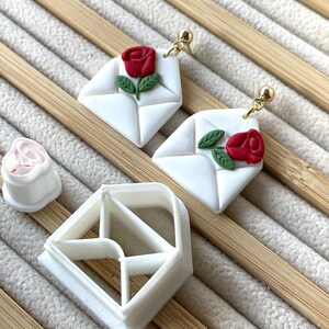 Juego de cortadores de arcilla con sobres de letras y rosas
