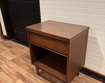 Mesita de noche Broyhill de estilo moderno de mediados de siglo, mesa auxiliar de nogal de 24 pulgadas.
