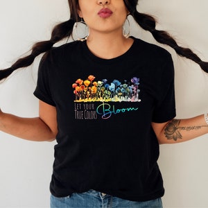 ¡Que florezcan tus colores! Calcomanía imprimible con flores arcoíris en formato SVG, Orgullo Gay, LGBT, Gay, Orgullo, Arcoíris, Camiseta del Orgullo Gay en formato SVG