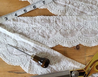 Dentelle brodée anglaise blanc lait, bordure festonnée et motif floral, 100 % coton, légère, bordure de style vintage