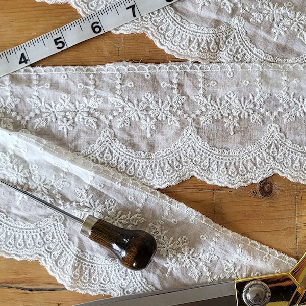 Dentelle brodée anglaise blanc lait, bordure festonnée et motif floral, 100 % coton, légère, bordure de style vintage