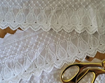 Milk White Broderie Anglaise Lace, Pointed edge and floral design, 100% Cotton, lightweight, Vintage Style Trim