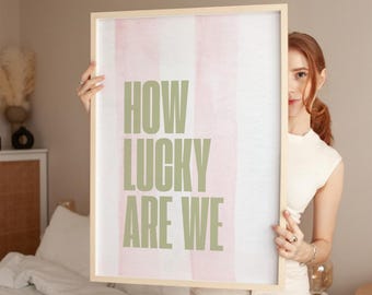 Was für ein Glück sind wir Print. Rosa und Sage grüne Wandkunst. Trendy Ästhetische Wohnkultur. Typografie Druck. Digitale Kunst zum Downloaden