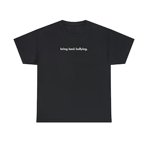以下が含まれることがあります： 前面に白い文字で「bring back bullying.」がプリントされた黒いTシャツ