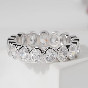 Vollständig mit Moissanit besetzter, oval geschliffener Ehering mit passender Ringschiene für Verlobung und Jahrestag – ein ideales Geschenk für Frauen.