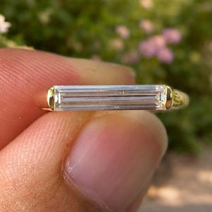 Anillo de compromiso de moissanita con corte baguette Este-Oeste, anillo de bodas con diamante baguette largo de 1,50 quilates, anillo minimalista solitario con un diamante.