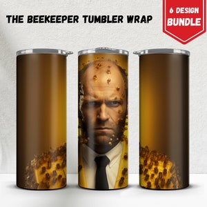 Puede incluir: Un conjunto de seis envolturas para vasos con la cara de un hombre rodeada de abejas. El fondo es un degradado de amarillo a marrón. El texto "THE BEEKEEPER TUMBLER WRAP 6 DESIGN BUNDLE" está en la parte superior de la imagen.