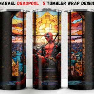 Puede incluir: Un dise&ntilde;o de envoltura de vaso de acero inoxidable con Deadpool en un entorno de vidriera. El dise&ntilde;o incluye el texto "MARVEL DEADPOOL 5 TUMBLER WRAP DESIGN". La obra de arte representa a Deadpool con su traje rojo y negro, sosteniendo una taza, con un paisaje urbano visible a trav&eacute;s de la ventana.