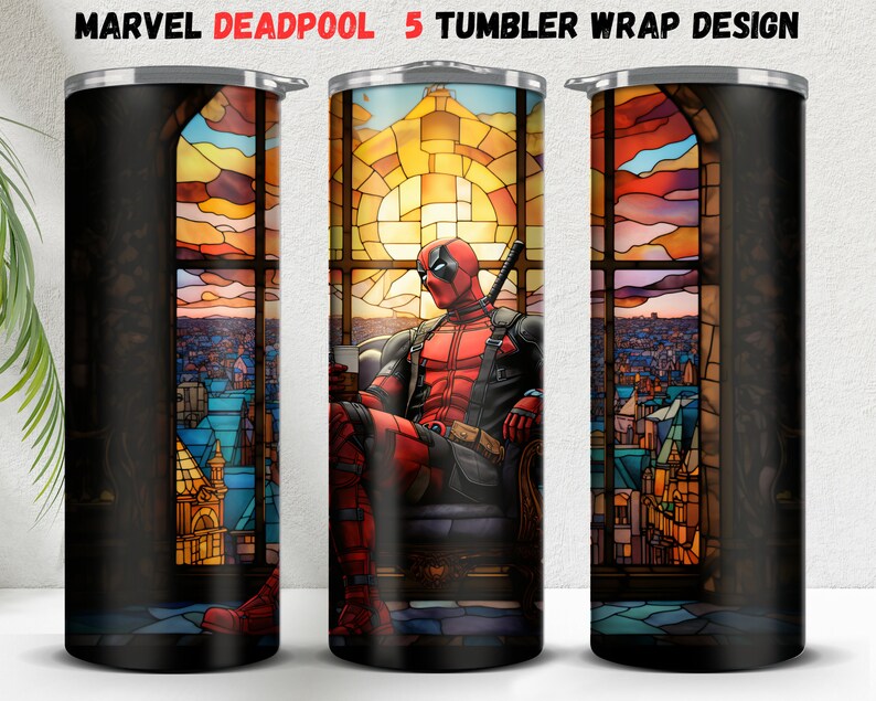 Puede incluir: Un dise&ntilde;o de envoltura de vaso de acero inoxidable con Deadpool en un entorno de vidriera. El dise&ntilde;o incluye el texto "MARVEL DEADPOOL 5 TUMBLER WRAP DESIGN". La obra de arte representa a Deadpool con su traje rojo y negro, sosteniendo una taza, con un paisaje urbano visible a trav&eacute;s de la ventana.