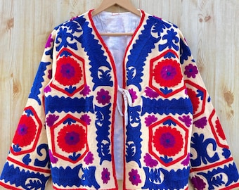 Jaqueta de algodão Suzani bordada, casaco de inverno azul Suzani acolchoado, jaqueta curta boho, jaqueta indiana TNT feita à mão, jaqueta feminina