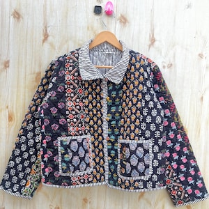 Indische Handgemachte Patchwork Vintage Steppjacke, Mäntel, Neuer Stil, Boho, Baumwolljacke, Kurze weiße blattblaue Streifenpaspelierung.