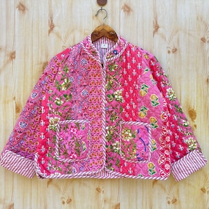Giacca trapuntata vintage patchwork indiana fatta a mano, nuovo stile, boho, giacca corta in cotone con foglie bianche e strisce nere