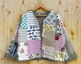 Chaqueta de patchwork hecha a mano, chaqueta corta acolchada cosida a mano. patchwork indio, ropa de mujer, chaqueta de algodón, elegante abrigo corto reversible blanco