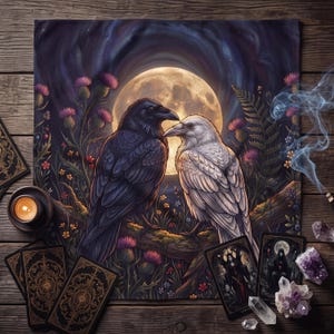 Könnte beinhalten: Ein quadratisches Altartuch aus Stoff mit einer zentralen Illustration eines schwarzen und eines weißen Raben, die vor einem großen Vollmond auf einem Ast sitzen. Die Szene ist von violetten Disteln, grünen Farnen und kleinen Wildblumen umgeben.