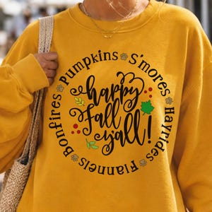 Happy Fall Yall crewneck sweatshirt, kampvuurtjes, flanellen shirts, smores, pompoenen, pootafdruk T-shirt