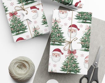 Puede incluir: Papel de regalo navideño con un patrón repetido de caras de Papá Noel, árboles de Navidad y copos de nieve sobre un fondo blanco. Los regalos están atados con hilo y adornados con etiquetas y lazos. También se ven un carrete de hilo y unas tijeras.