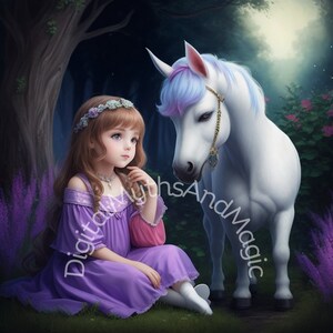 Puede incluir: Una niña pequeña con cabello largo y castaño, que lleva un vestido morado y una corona de flores, se sienta en un bosque con un unicornio blanco. El unicornio tiene una melena y una cola azules y rosas.