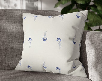 Creme und blaue Blumengrafik Quadratischer Kissenbezug aus gesponnenem Polyester