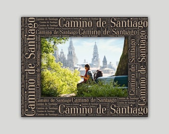Puede incluir: Una persona de pie frente a un gran edificio con un árbol verde en primer plano. El edificio tiene un techo alto y puntiagudo y muchas ventanas. El texto "Camino de Santiago" se repite muchas veces alrededor de la imagen.
