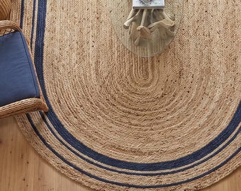 Handgeflochtener ovaler Jute-Teppich, beige mit weiß-marineblauem Rand, Weihnachtsgeschenk