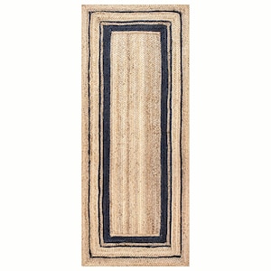 Puede incluir: Alfombra rectangular de yute en beige natural con borde azul marino. La alfombra presenta una textura tejida y un diseño sencillo. Adecuada para un pasillo o entrada, mide aproximadamente 180 cm de largo.