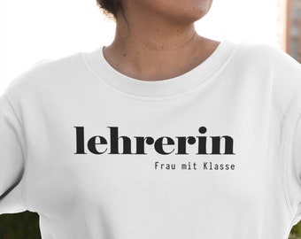 Lehrer Shirt/Frau mit Klasse/Lehrerin Shirt/Lehrerleben/edles Lehrer Shirt/schwarz weiß/Geschenke für Lehrer