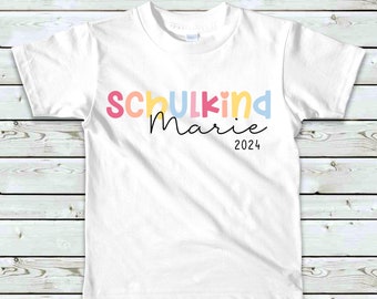 Schoolkindshirt kleurrijk/roze gepersonaliseerd met naam en schooljaar voor meisjes/start school/eerste klas shirt